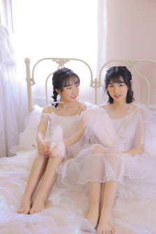 年轻的女孩在办公室推荐香水